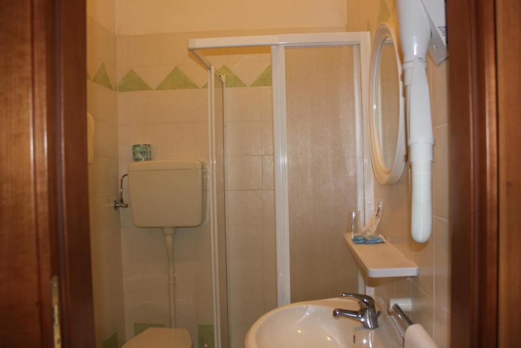 Hotel Monaco - Parcheggio Incluso Min 2 Gg ミラノ・マリッティマ 部屋 写真